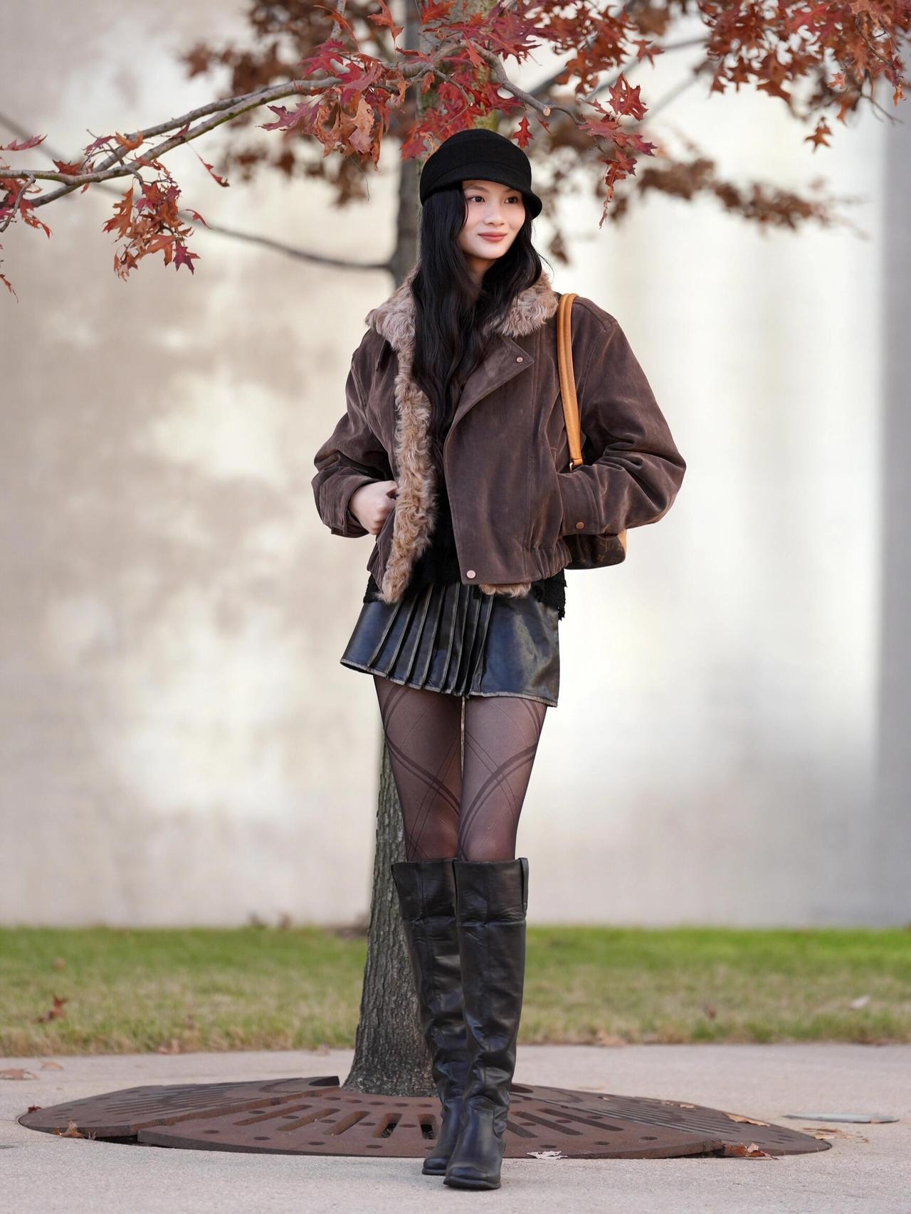 短皮裙黑丝袜街头小美女，脚踩长筒靴又酷又迷人！