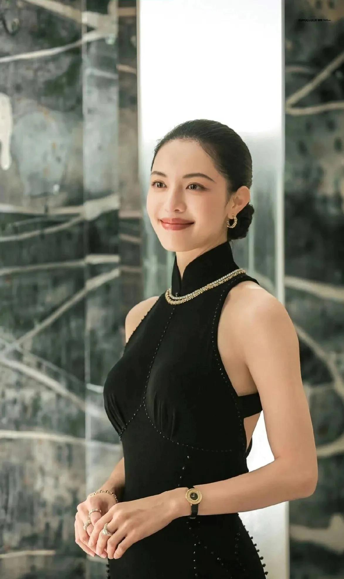 钟楚曦这身黑丝绒改良旗袍太出彩，立领守古韵，露背绑带添飒媚。低盘发利落清爽，钉珠