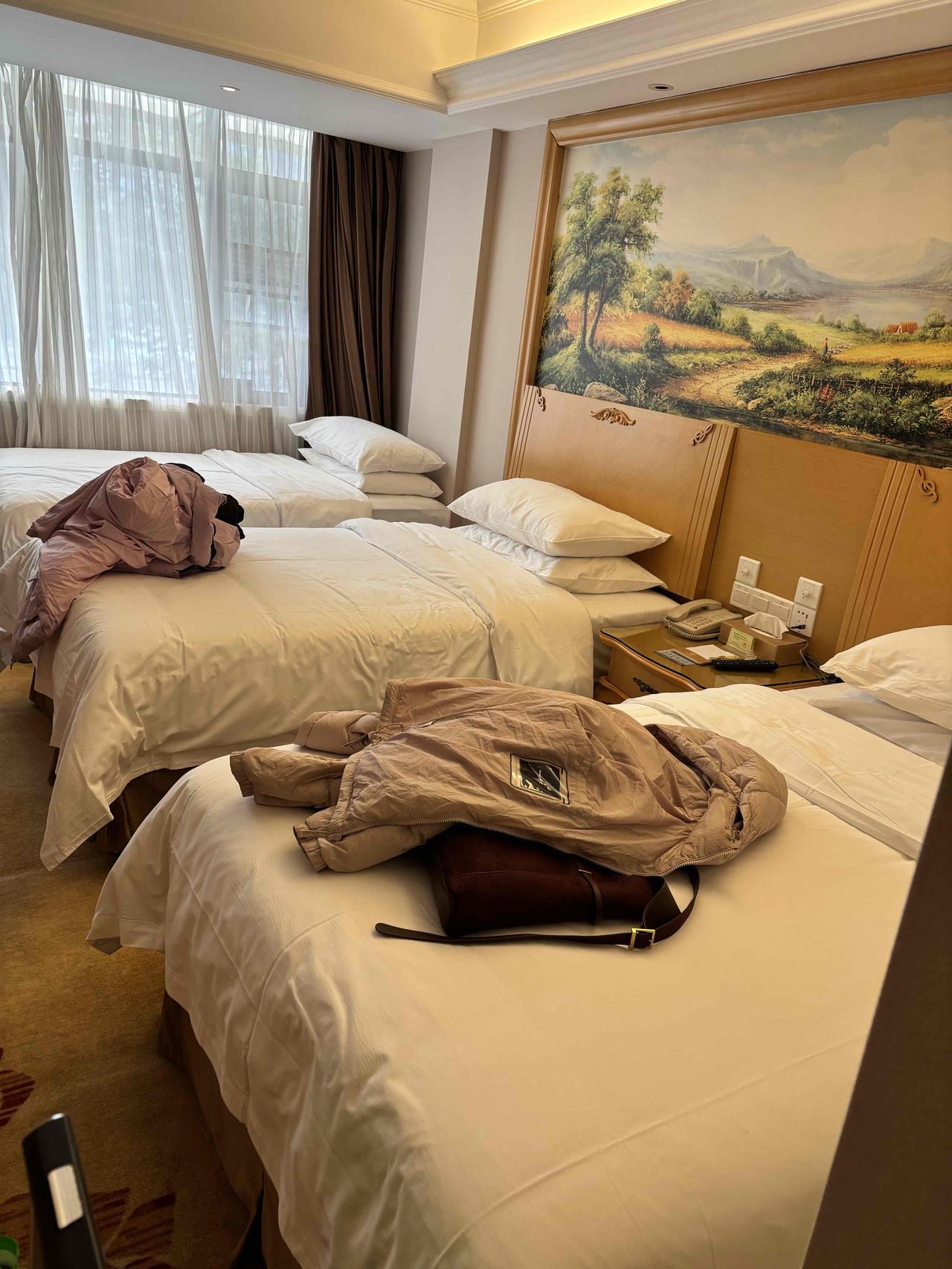 大家发现没有？现在很少见到三人间的酒店房间了！你说这是为什么？我十几岁的时候