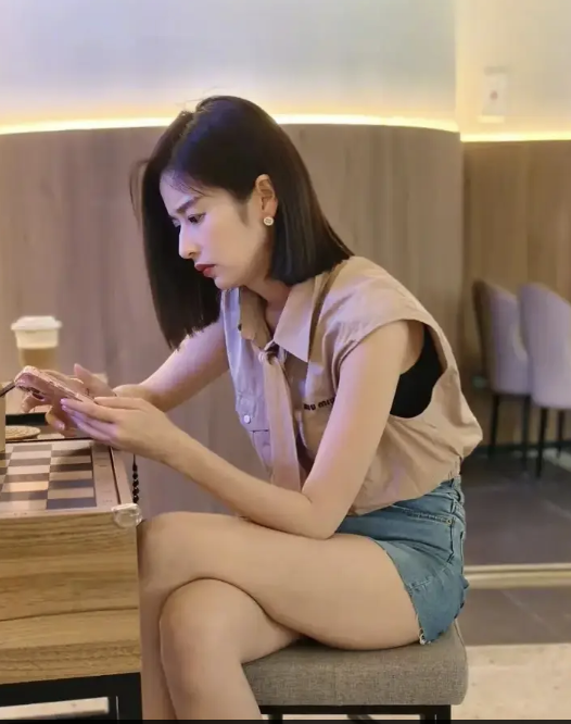 颖儿带小月亮出游热裤黑靴尽显辣妈风采