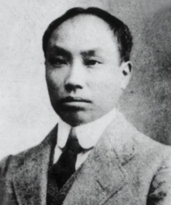 1953年，毛主席前往陈独秀的家乡安庆视察，突然，毛主席问工作人员：“陈独秀家还
