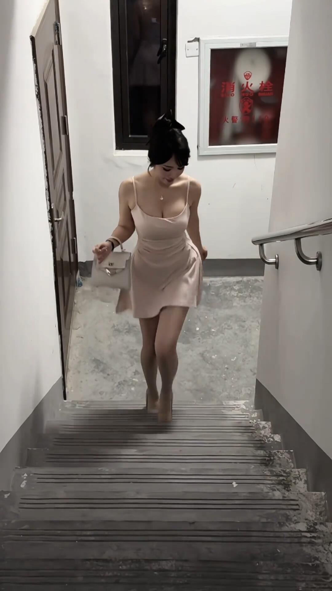 在干嘛来楼梯口一下