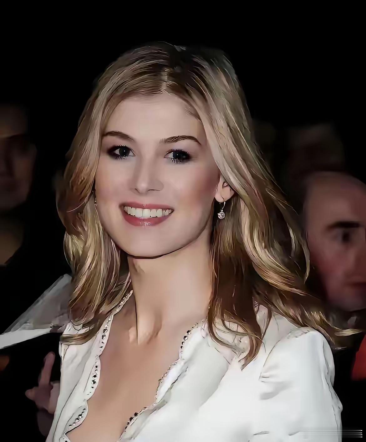 看看牛津毕业的裴淳华，什么叫真正的“降维打击”。英国大使馆请她来，她没带八个助理