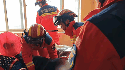 生死七秒！宜春男子七楼窗外悬空，母亲哭喊死死拽住，消防员翻窗那一幕看哭全网生