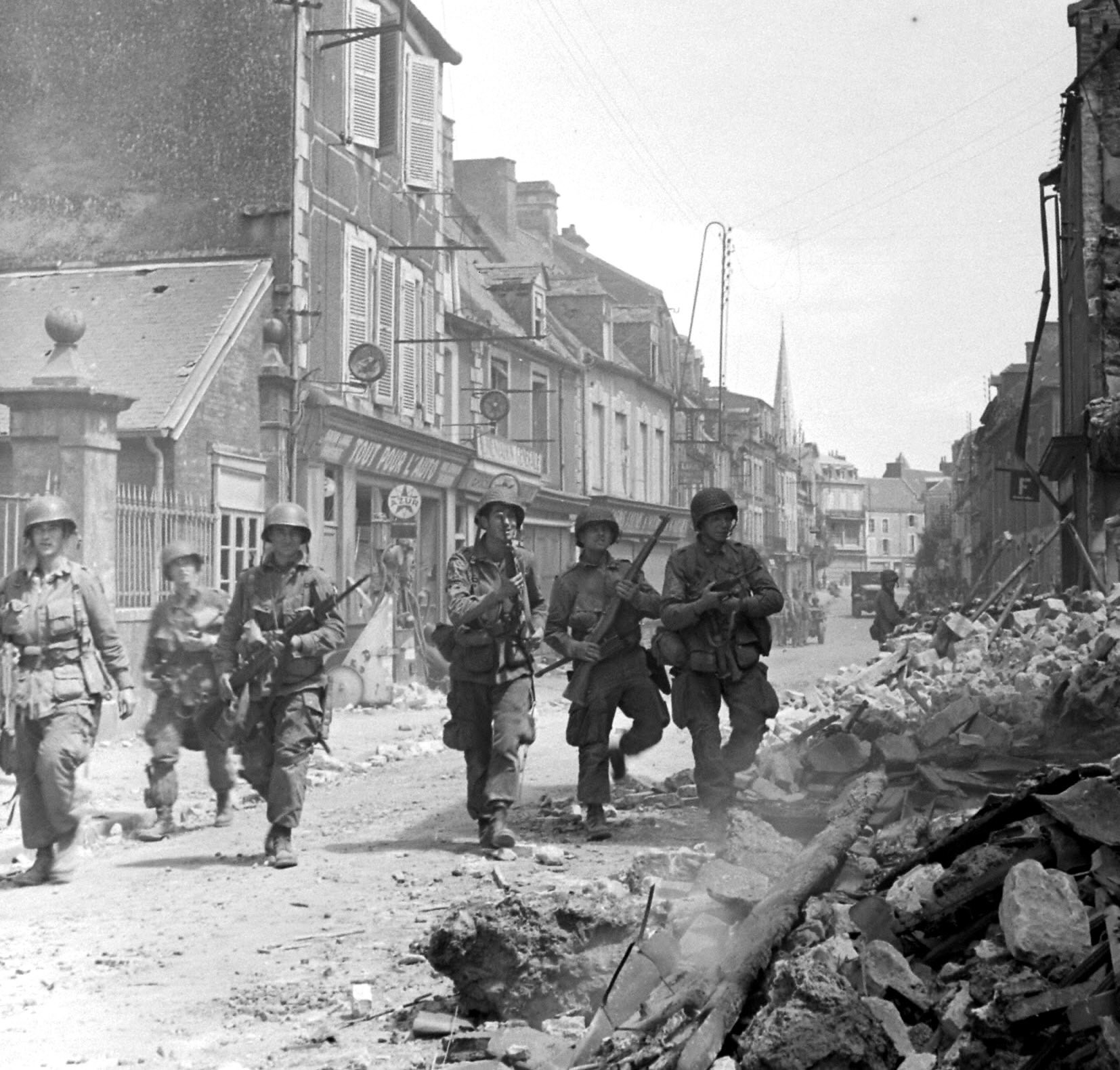 1944年6月.诺曼底卡伦坦的盟军人员​​​
