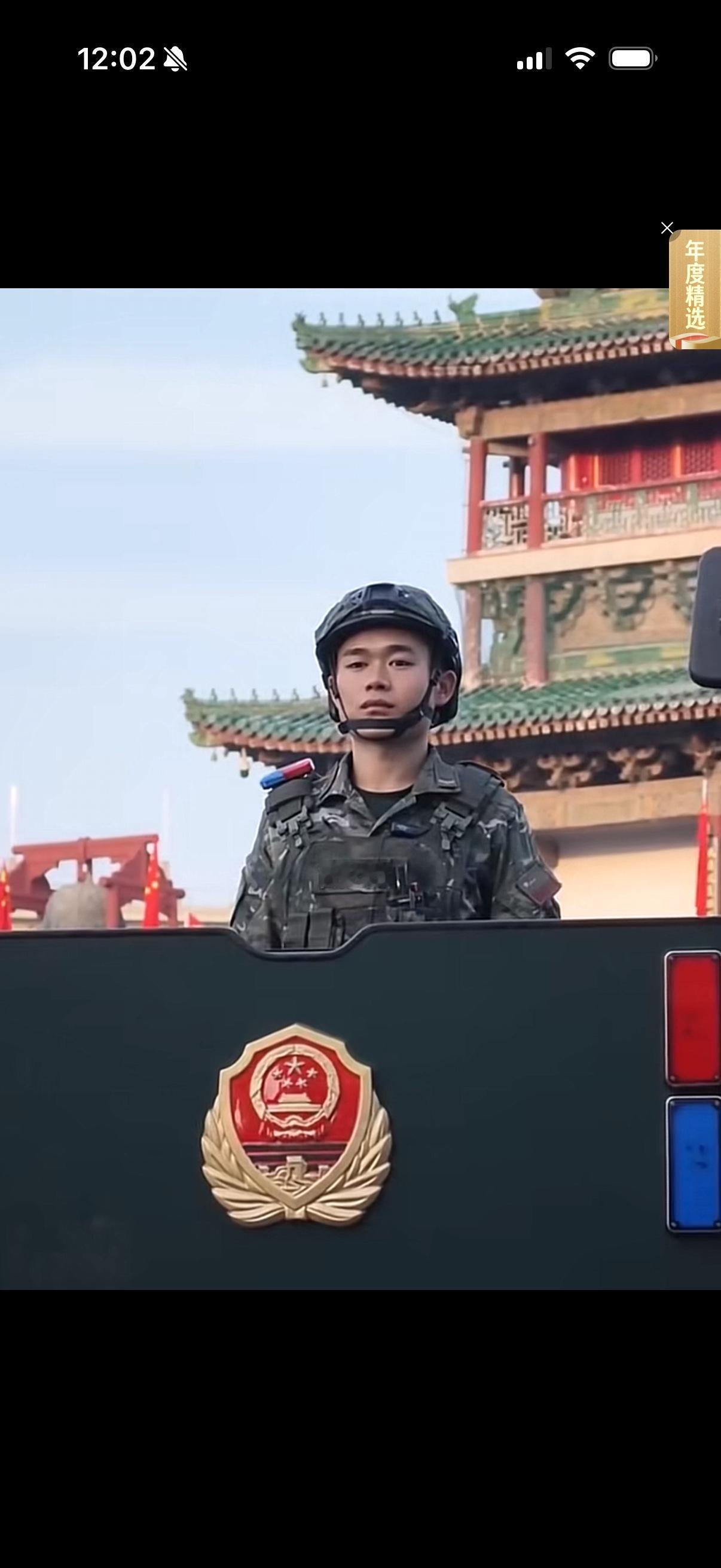 西安钟楼看到了这一幕父母不远千里来西安看武警战士的儿子看到儿子在钟楼点执勤时