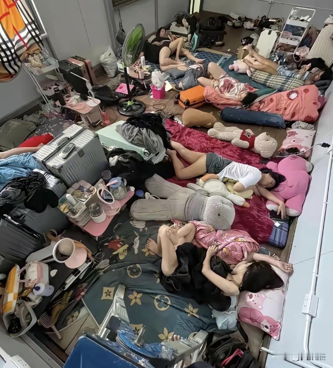 网红主播休息的地方，跟屏幕上完全不一样的状态～～～不容易。