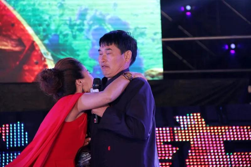 世上没有后悔药，让多少过错无法挽回。大衣哥前儿媳陈亚楠在直播间哭得伤心。或许