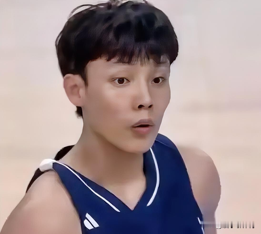 发现了吗？广东队的首发阵容打的很差，杜峰该做出改变了，要尽快确立徐杰的核心地位。