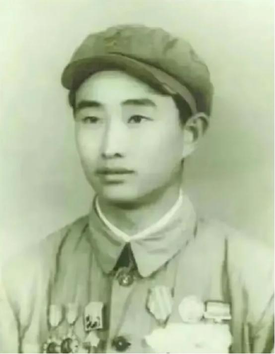 1943年山东栖霞，20名八路军正在吃饭。突然3架敌机俯冲而来，班长慌忙大喊:“