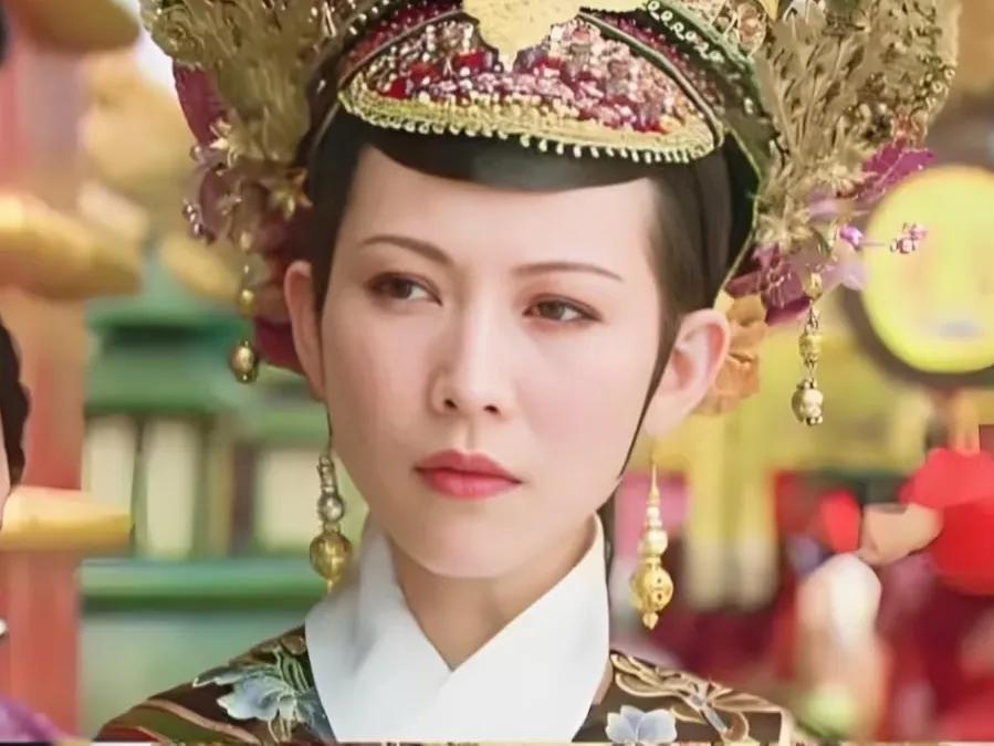 再看《甄嬛传》，皇后那句“食不过三”看似恪守宫规，实则暗藏心机。她和皇帝，不过是
