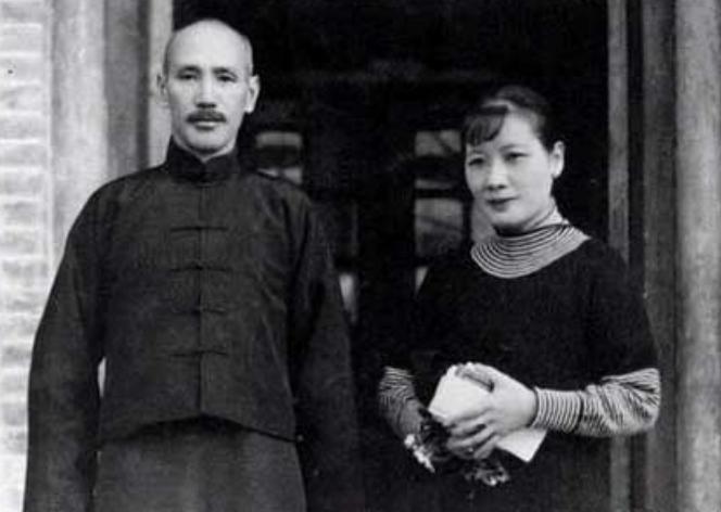 1927年深秋，蒋介石带宋美龄第一次见杜月笙，老杜仅看一眼她的落座姿势，当即悄悄