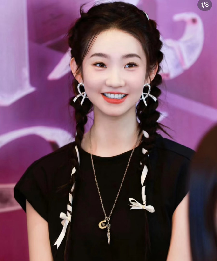 张艺凡把小朋友的画穿在了身上张艺凡从童话书里走出来的公主小朋友画笔下的小花、小