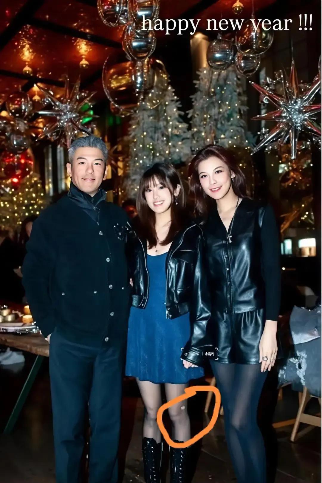 破洞丝袜50亿身家，她到底在演谁？20岁梧桐妹一张合照炸场。丝袜破到膝盖，