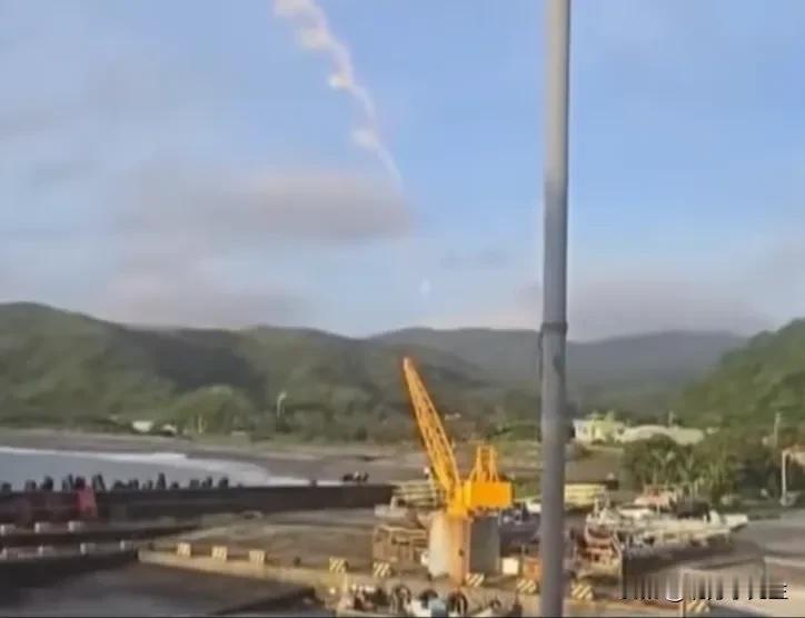赵少康昨天在节目中表示，大陆的火箭都可以回收了，而台湾地区的火箭却偏离轨道飞向了