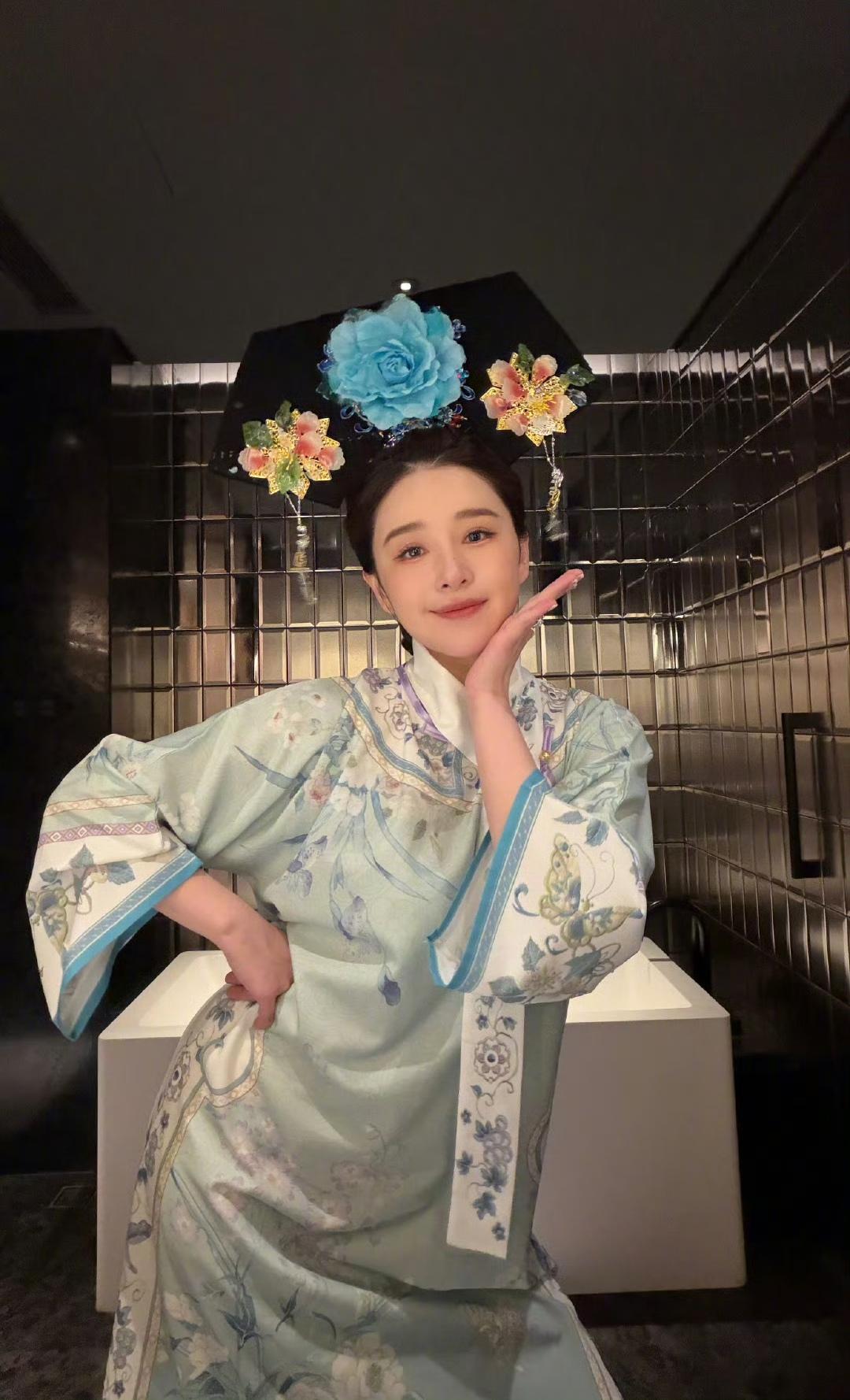 乘风202638岁阚清子昨天发文说：重生之欣荣来乘风交朋友……哇塞，穿古装