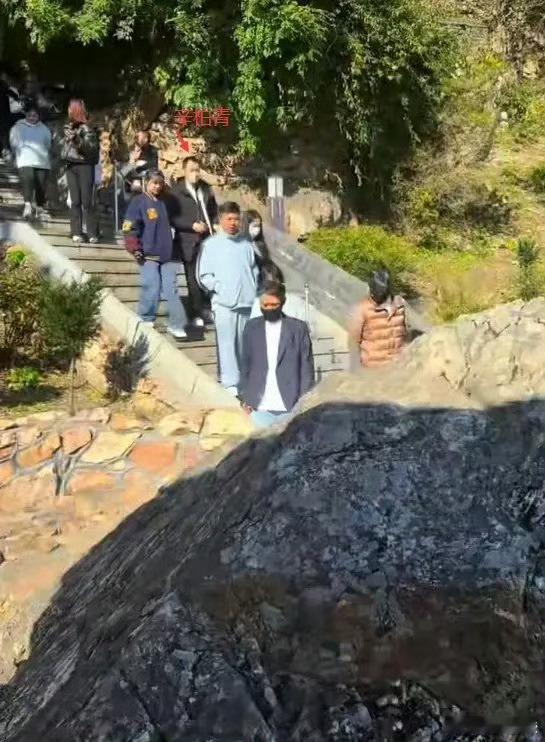 辛柏青与女儿挽手同行眼神充满悲伤偶遇辛柏青与女儿及李乃文大孤山游玩祈福！辛柏青