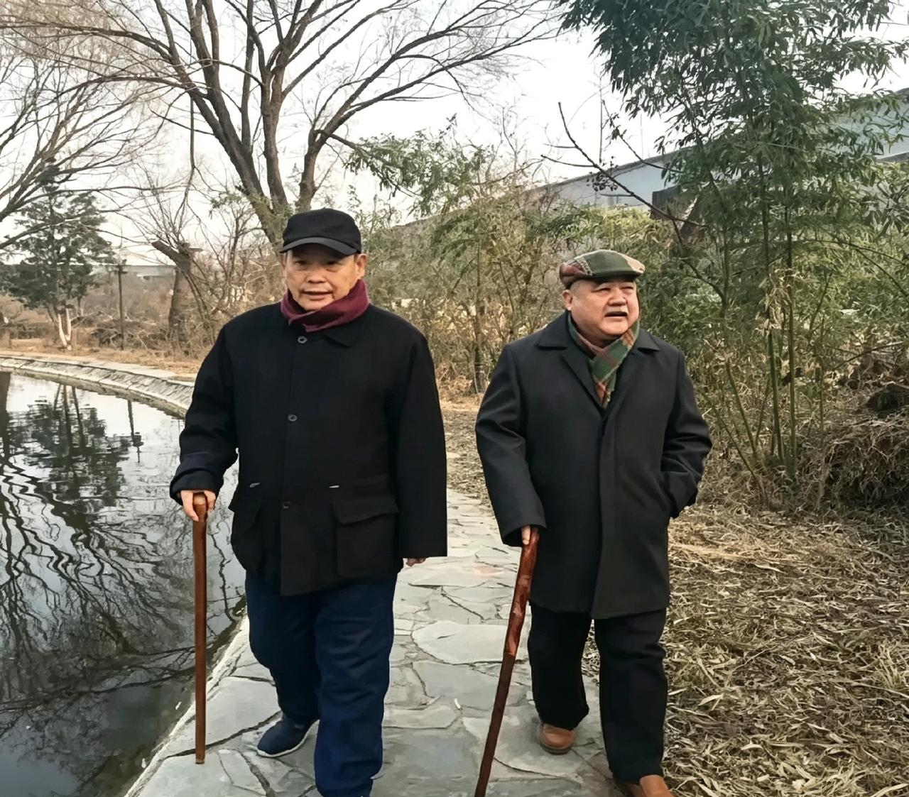 河边偶遇两位老爷子缓步散步，拄着拐杖慢悠悠走着，原来是赵伟洲和李嘉存。一位是相声