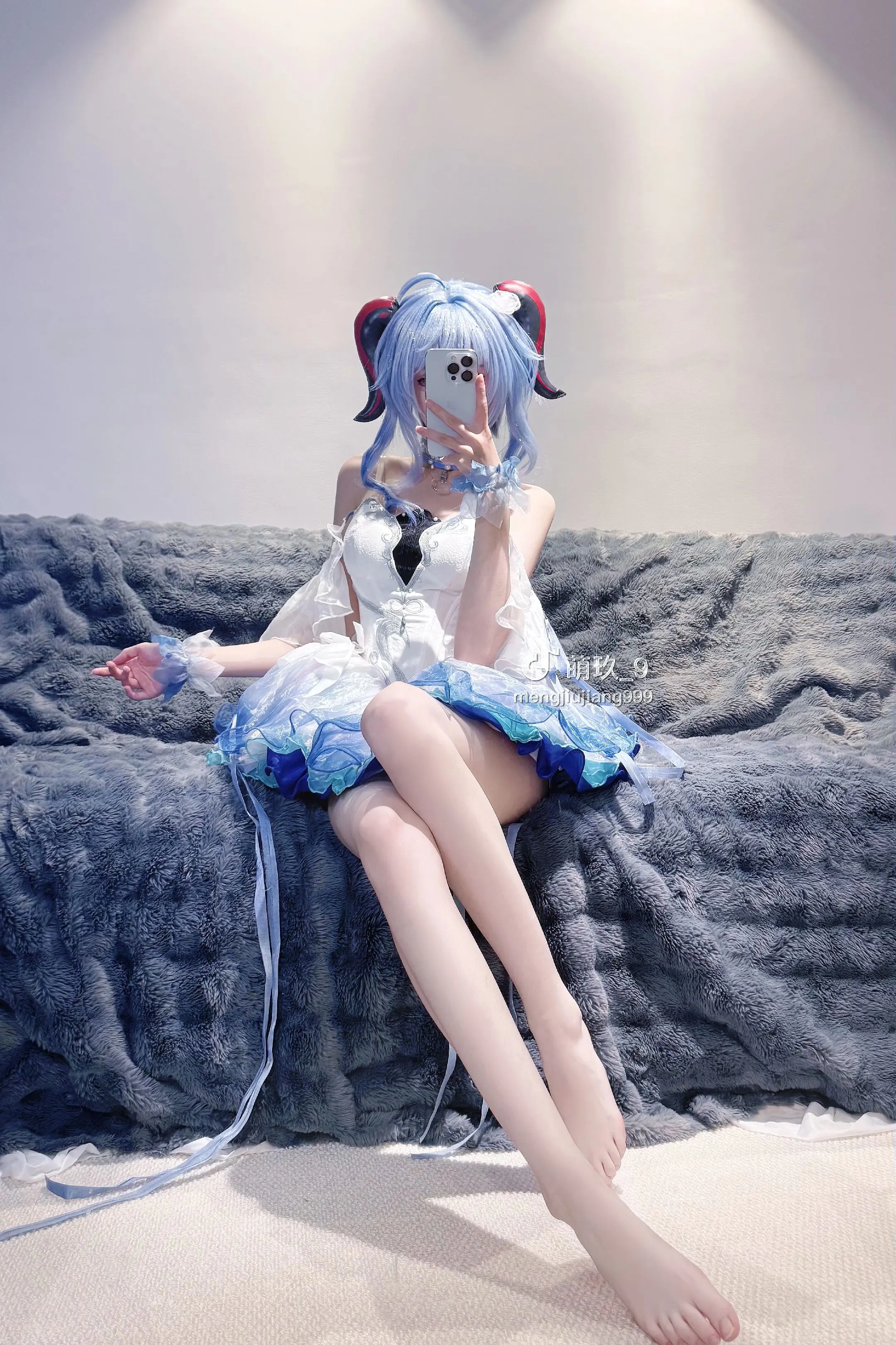 王小美？      衣服是