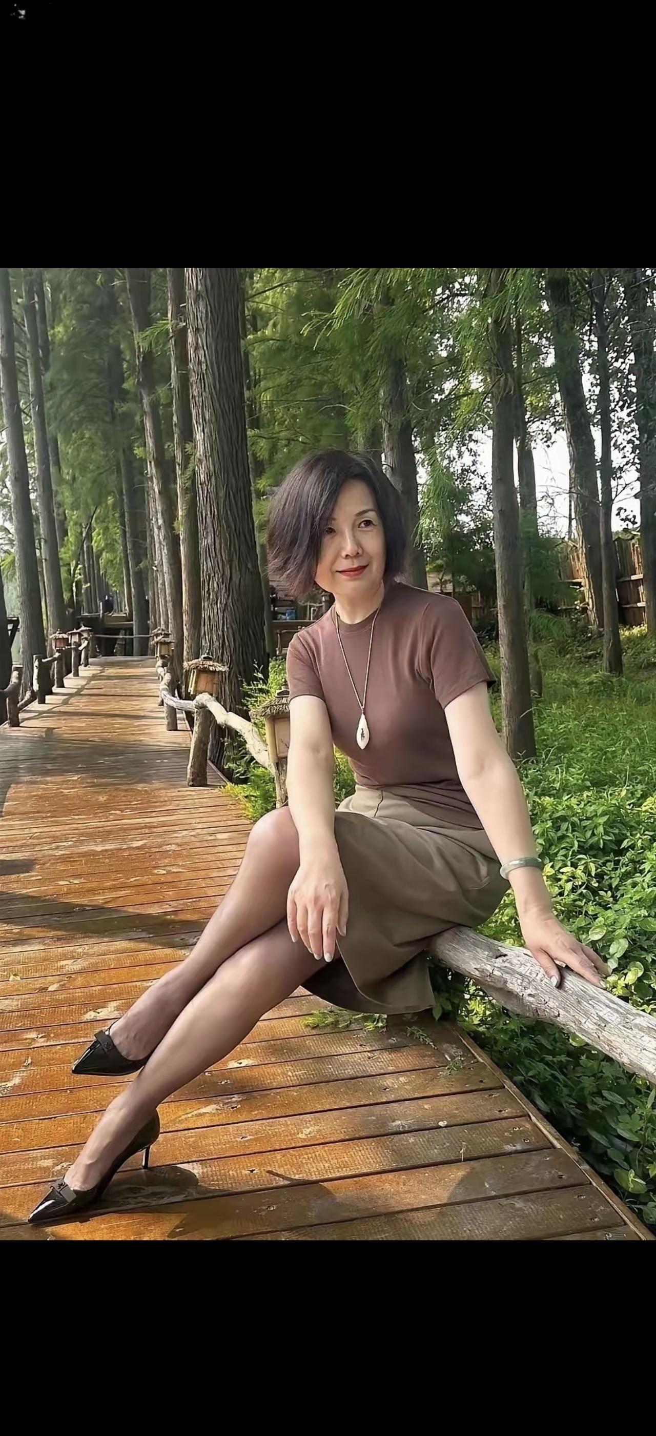 林间小径，绿意盎然。