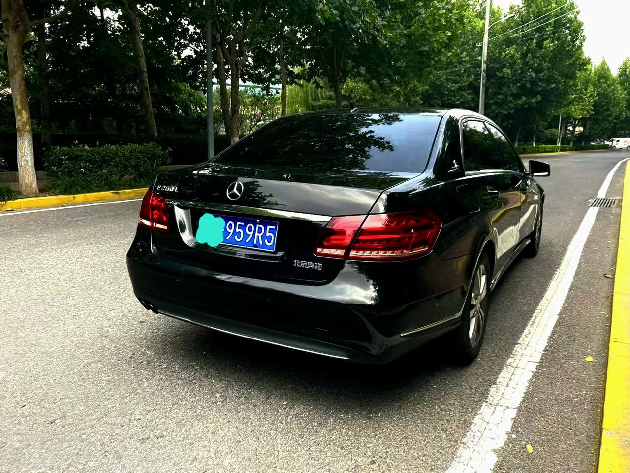 老规矩，这代奔驰e我个人非常喜欢。之前给大家看过这台白色的，同样也是米色内饰。今