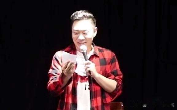 公司要开年会，缺一个主持人。我去找综合办负责人报名，听说当主持人会给2000块