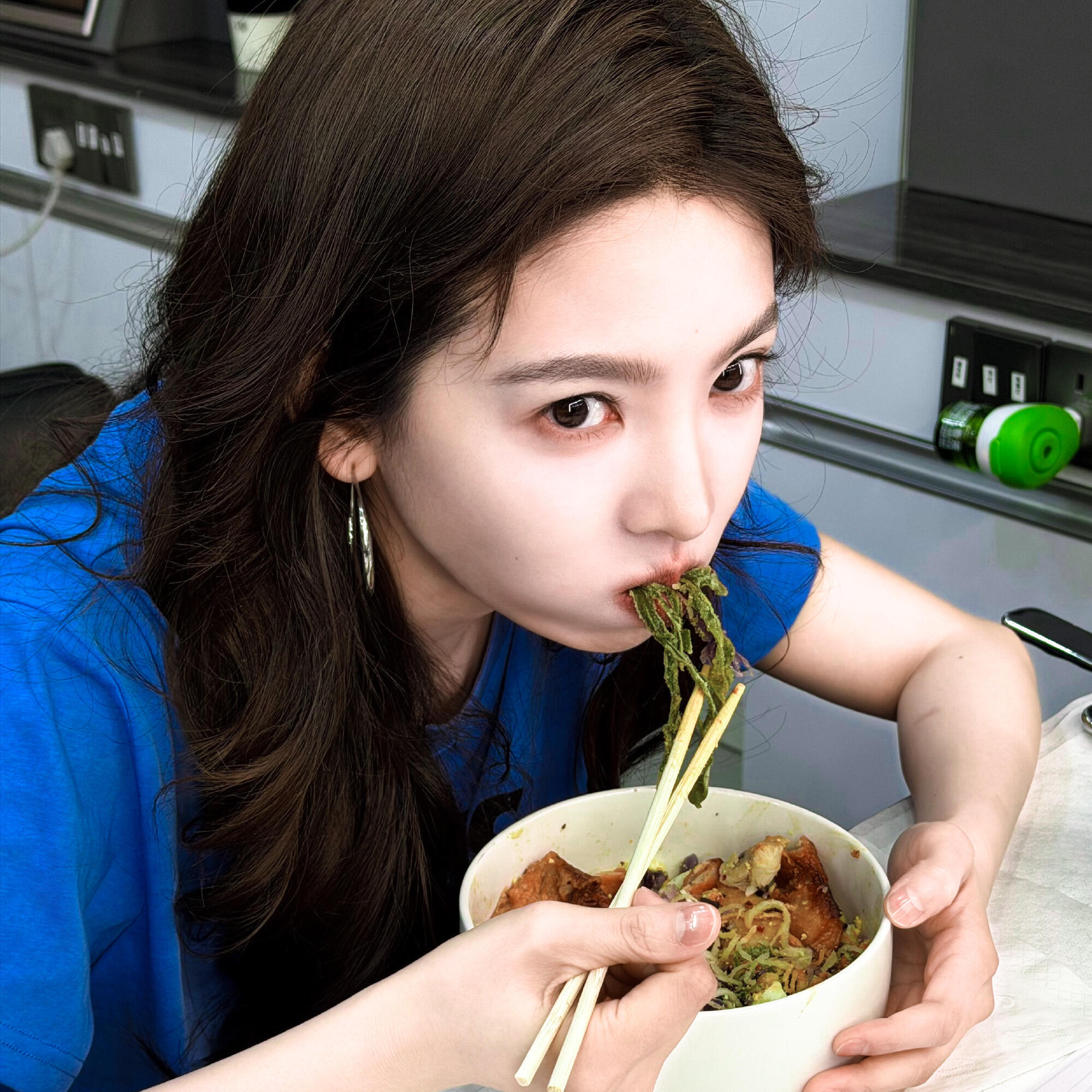 -𝐒𝐇𝐀𝐑𝐄｜章若楠头像背景图搭配⸝⸝🦋꙳🥯◟🎨。