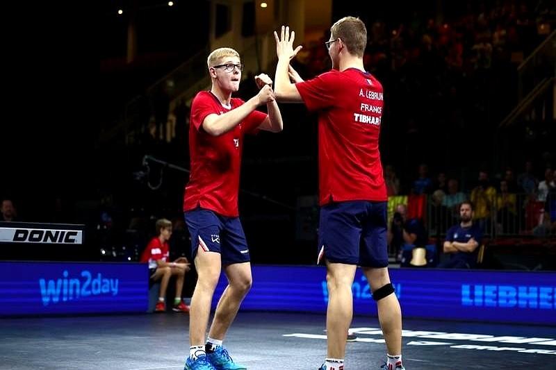 怪不得勒布伦兄弟打比赛时眼镜一点事没有！飞身救球、猛烈扣杀，汗流浃背……那副