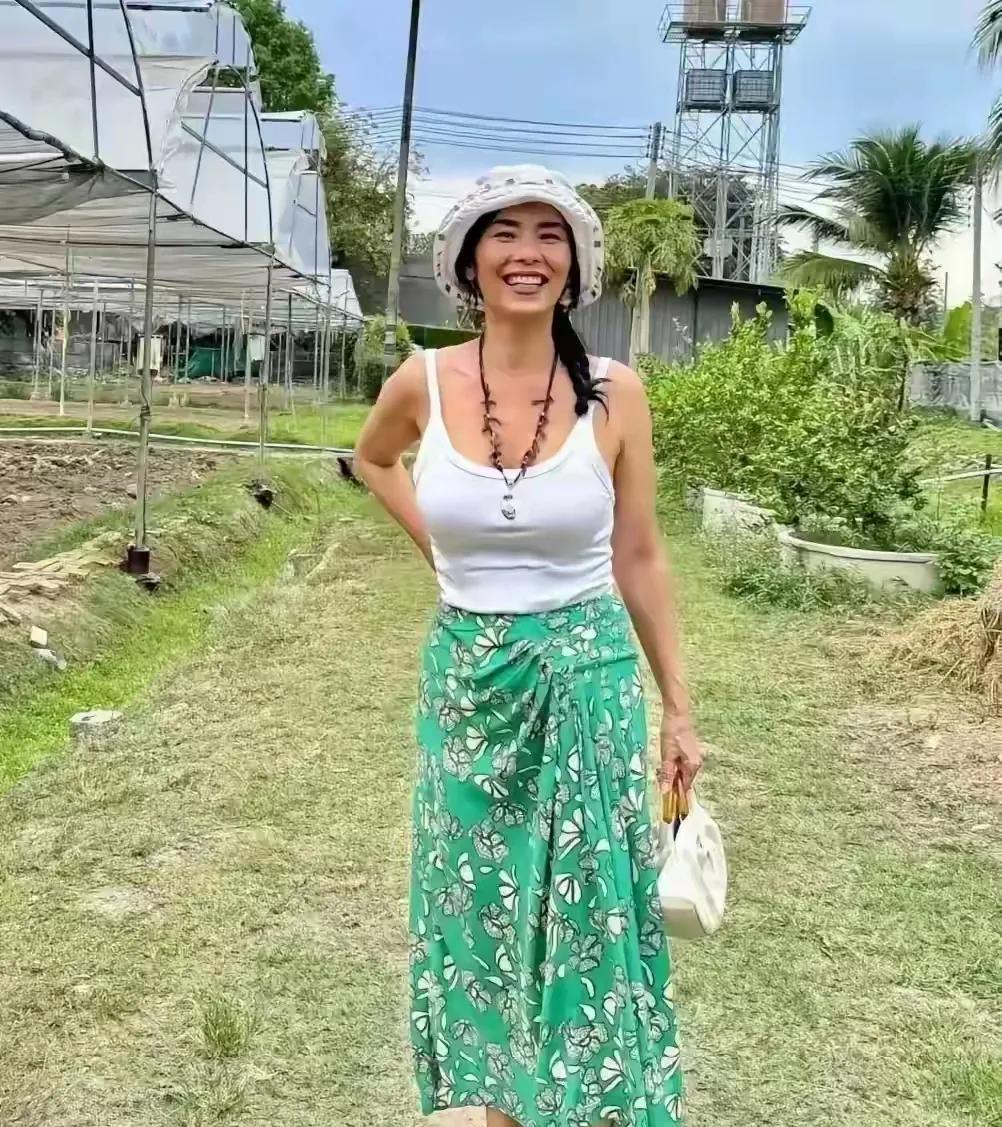 韦唯的身材保持的真好，这么多年身材一直这么妖娆，孩子们都长大了，她可以腾出来时间