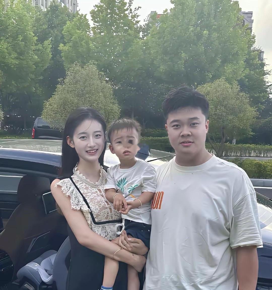 小伙子这老婆炫得……太幸福的一家人