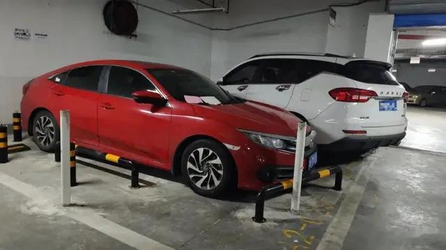 在喧嚣的“斗兽场”边，我们都在扮演谁？默斋主人原创时事思辨散文长沙一方寻常车位，
