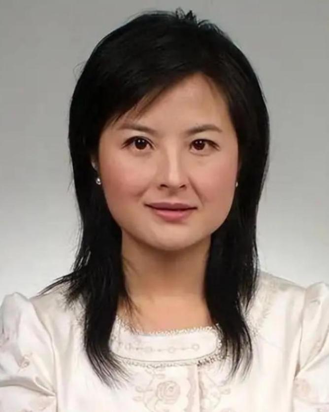 2002年，张泉灵在阿富汗十几天没洗澡，浑身酸臭难受，她实在忍受不了，便对一位阿