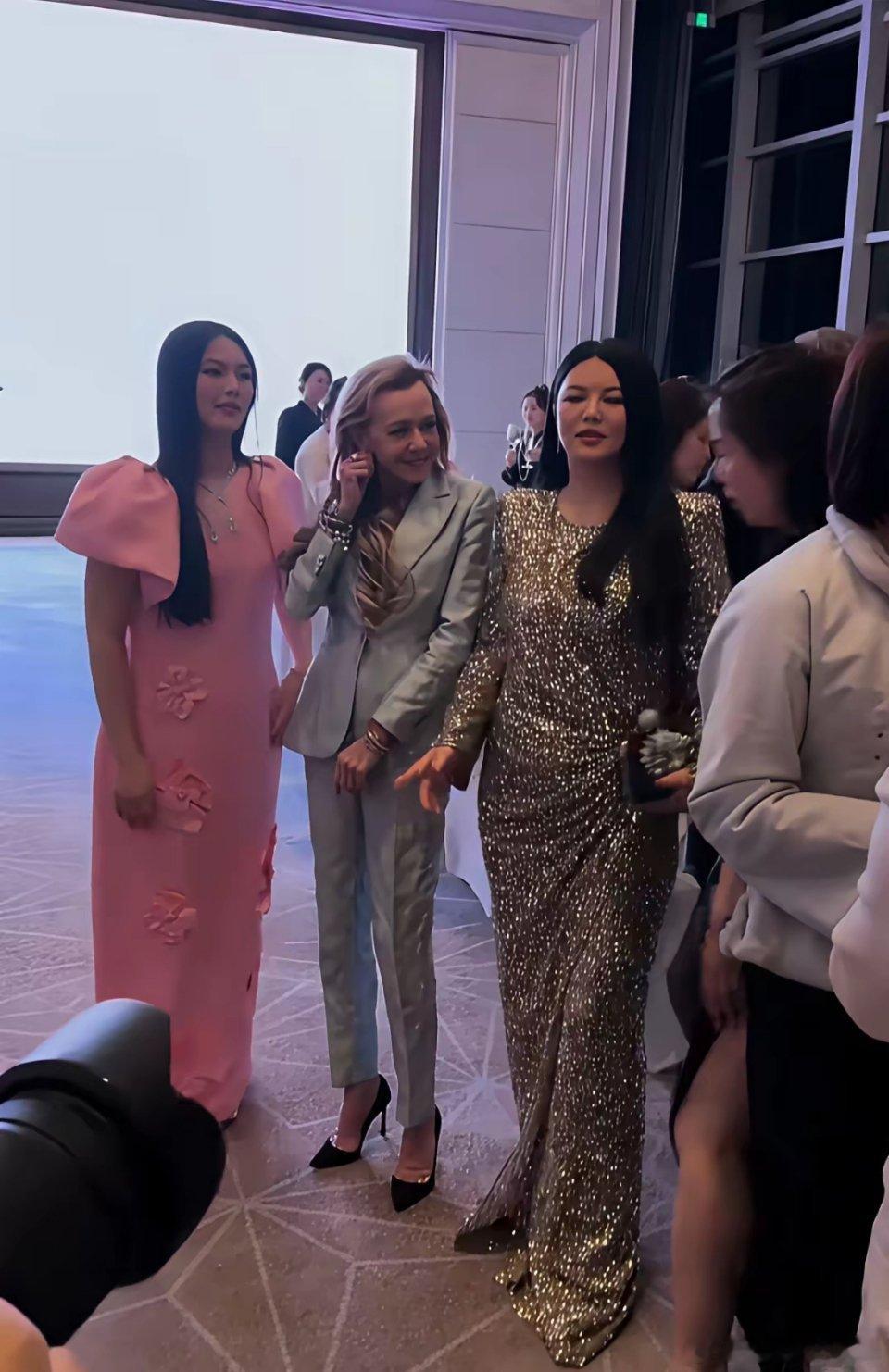 李湘真没有网友说的那么胖啊，她只不过是脸比较胖而已。看她带着女儿在哈尔滨参加活动