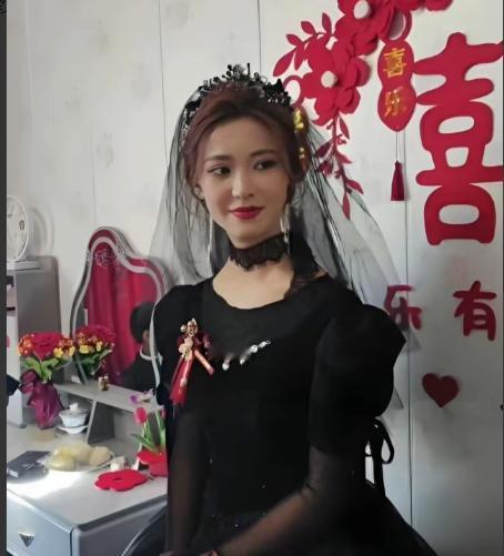黑婚纱只有丧偶，没有离婚！”甘肃新娘穿黑色婚纱结婚，亲戚现场直言太晦气。新郎夹在