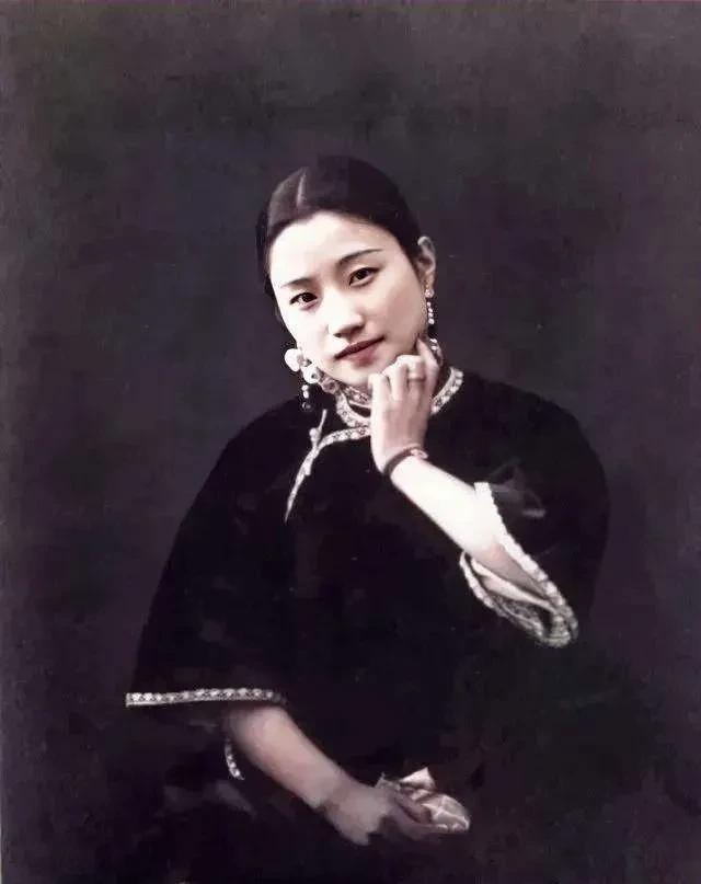 1956年，陈毅在参观一次画展时看到了陆小曼的画作，随后他了解到“师母”陆小曼生