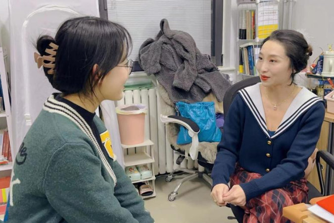 裴轶曾被北理工学生票选为“我爱我师”最受欢迎专业课教师。校内专访文章说，裴轶面向全校本科生开展的《数