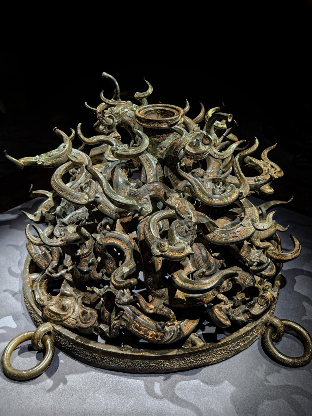 历史知识文物青铜器中的“卷王”卷力之强超出想象建鼓铜座，1978年随县擂鼓墩曾