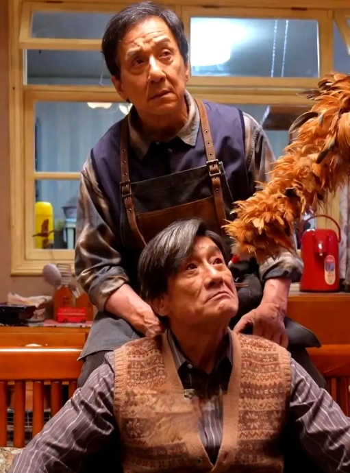 成龙想退，票房不让退《捕风追影》上映，成龙原本想借这部片收山，结果票房冲得太猛