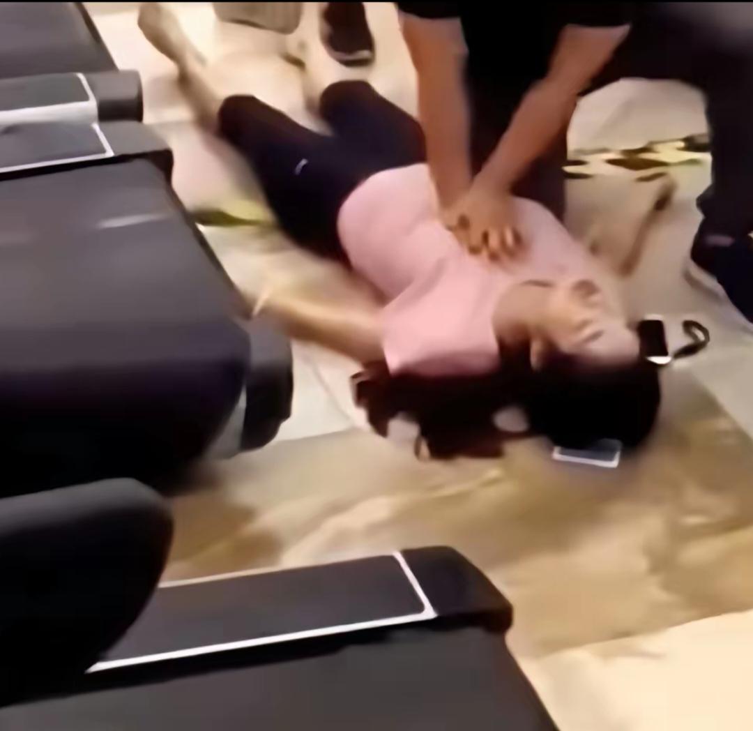 “这是猥亵，太恶心了！”健身房内，一位身材窈窕的女士穿着瑜伽服锻炼时突然晕厥。旁