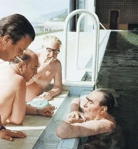 1977年，勃列日涅夫正在游泳。突然，他的烟瘾又犯了。3名警卫赶紧点上香烟，勃列