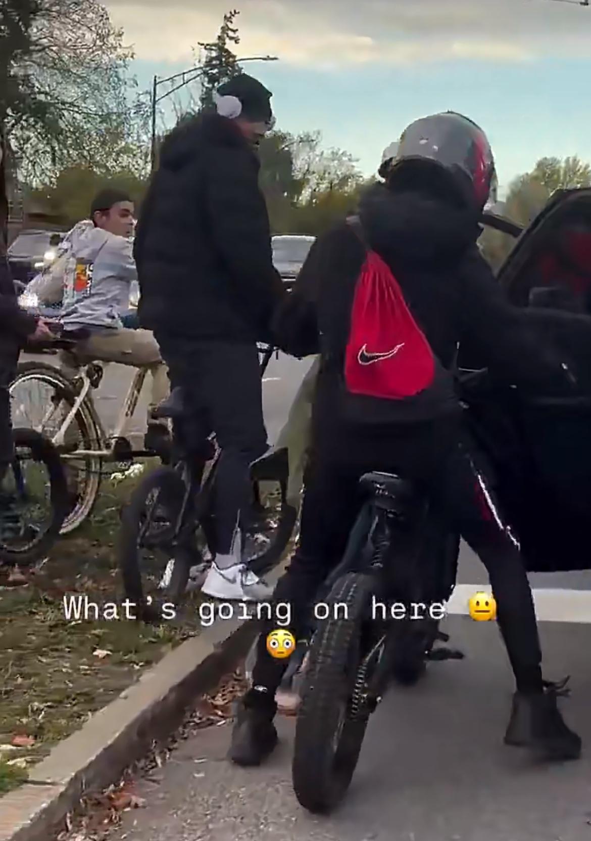 在美国等红绿灯的时候，一定要记得锁好后备箱和车门，一女车主在等红绿灯的时候，突然