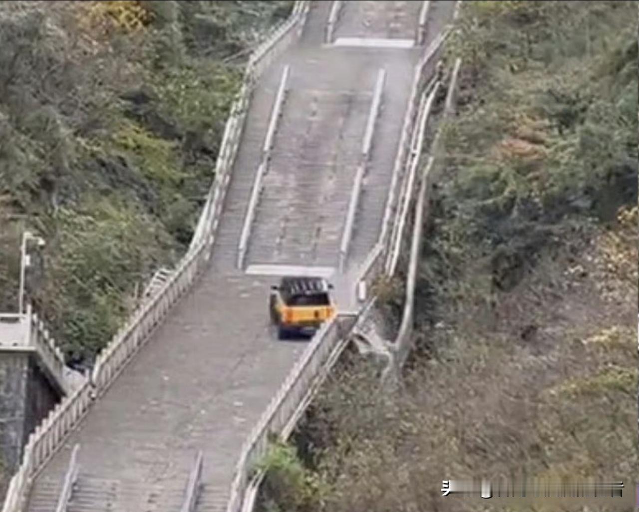 车企营销实在不必剑走偏锋。天门山本是公共景区，奇瑞偏要在此搞车辆爬坡演示的噱