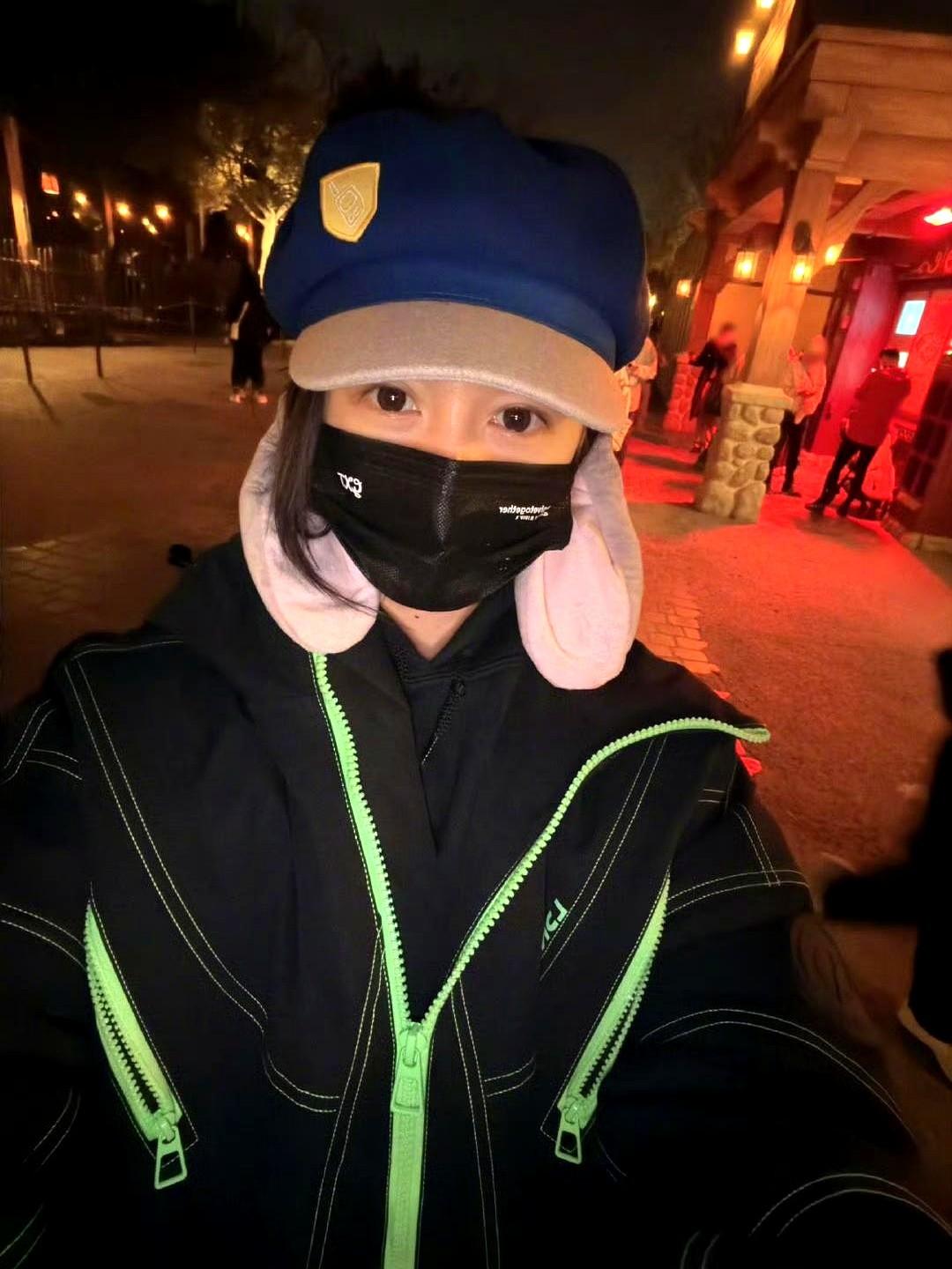 关晓彤一条微博，同款发饰搜索量暴涨。最近，关晓彤分享了一组童话世界的照片，配文