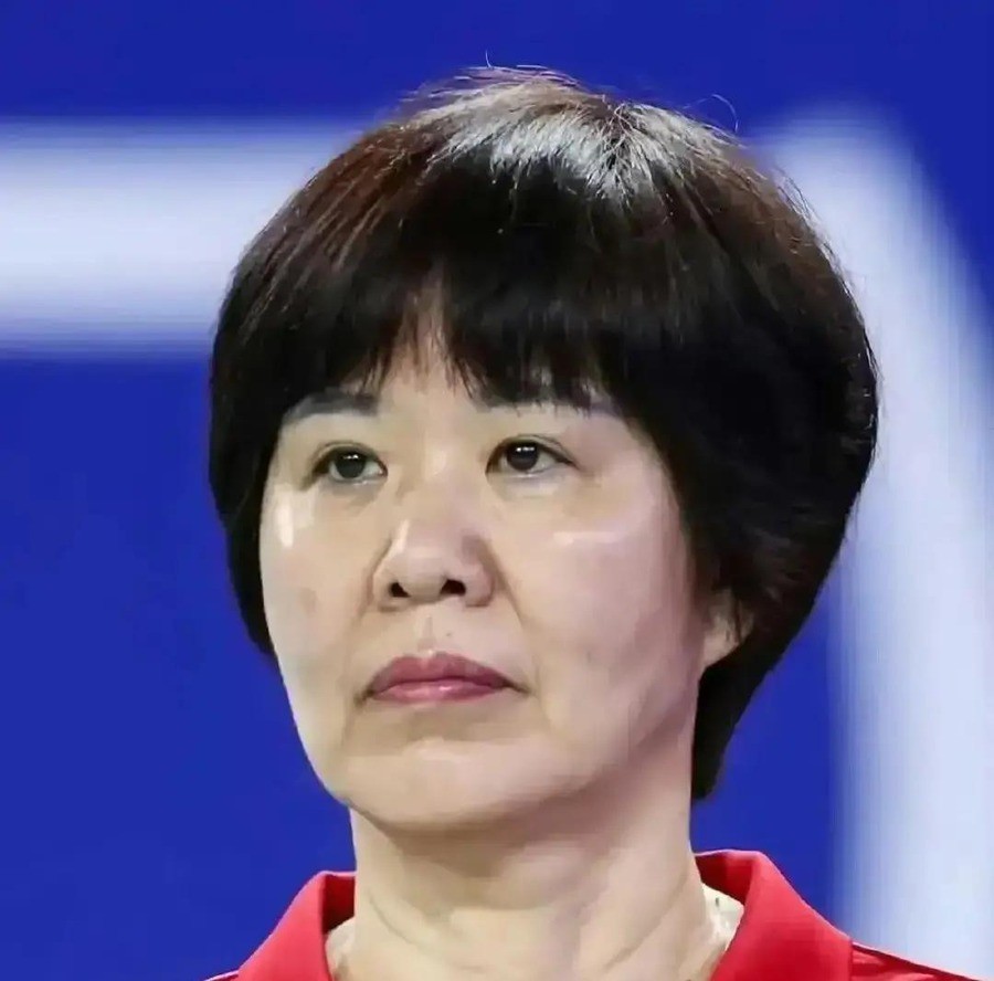 朱婷推掉土耳其160万欧元报价，拿145万欧年薪留在意甲。同一时间，中国排协注册名单里，河南女排那一