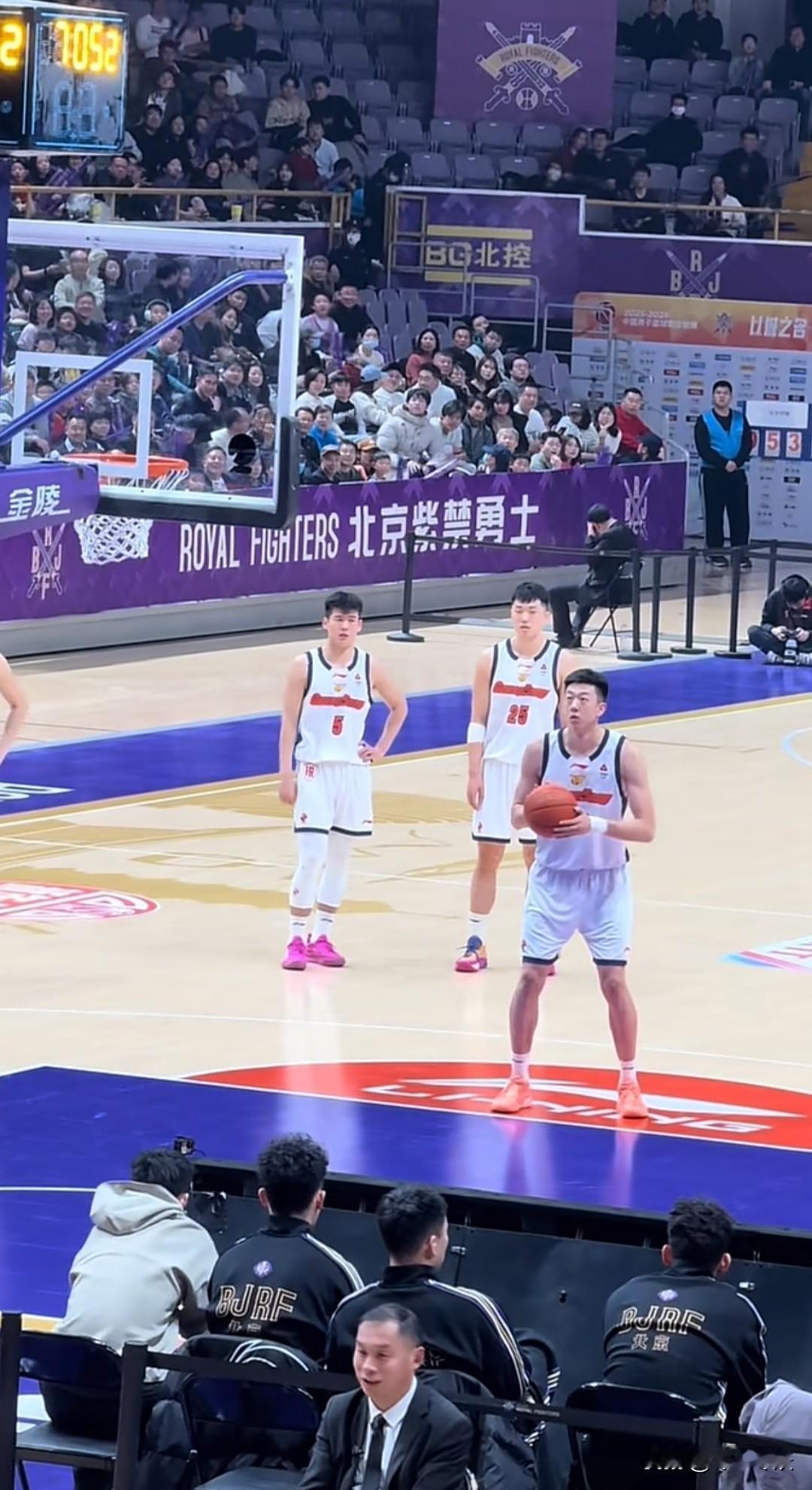 京粤元旦大战，北京球迷在王少杰罚球时大喊“自己人”，真的太可爱了！北控终于发现