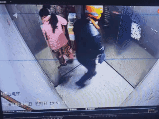 这位女同志真的给亳州抹黑！8号，一外卖小哥将顾客下单的奶茶应顾客要求放入电梯，