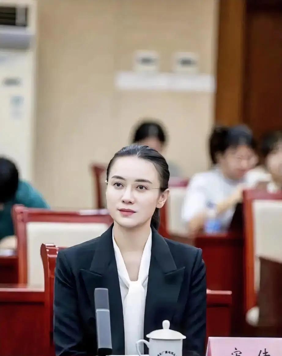不少人说宋佳气质独特，高贵典雅。就说这个发型，一般明星可不敢这么梳，这种发型非常