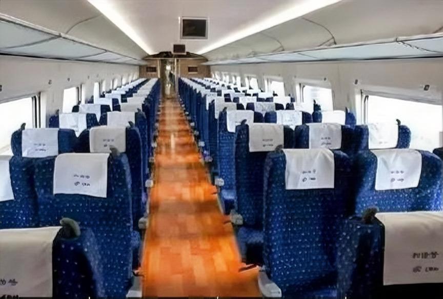 “12306取消靠窗选座”。心里咯噔一下，以后难道不能挑窗边的位置看风景了吗？赶