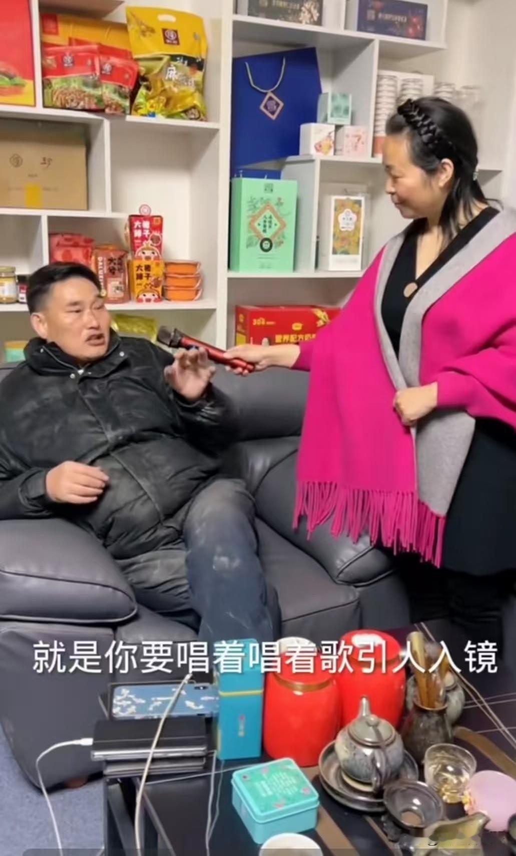 大衣哥朱之文成名后越来越摆谱了，好些音乐学院的大教授都没有他的脾气大。近日，大衣