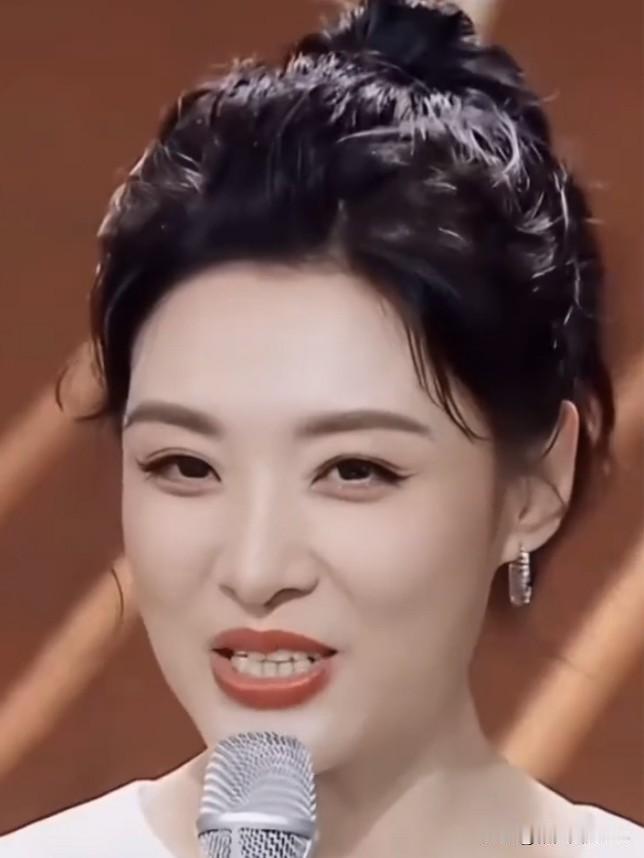 温婉端庄，岁月不败真我。从春晚舞台到多元跨界，周涛以从容姿态绽放光芒，用热爱书写